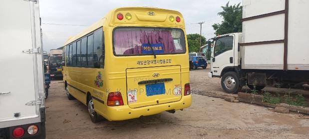 Hyundai County 2012 Yellow photo 3