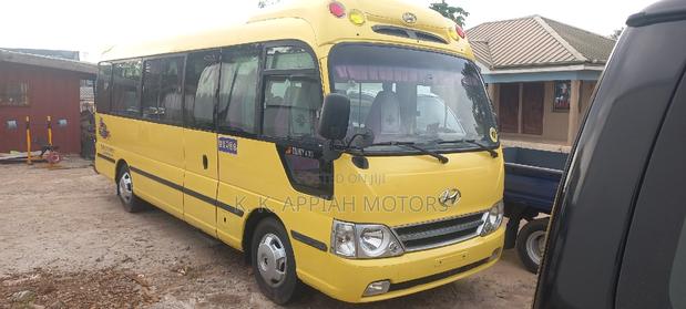 Hyundai County 2012 Yellow
