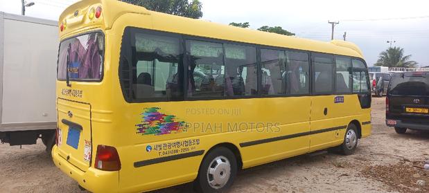 Hyundai County 2012 Yellow photo 4