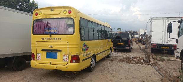 Hyundai County 2012 Yellow photo 5