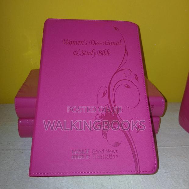 Women's Devotional Study Bible Good News · Photo 3