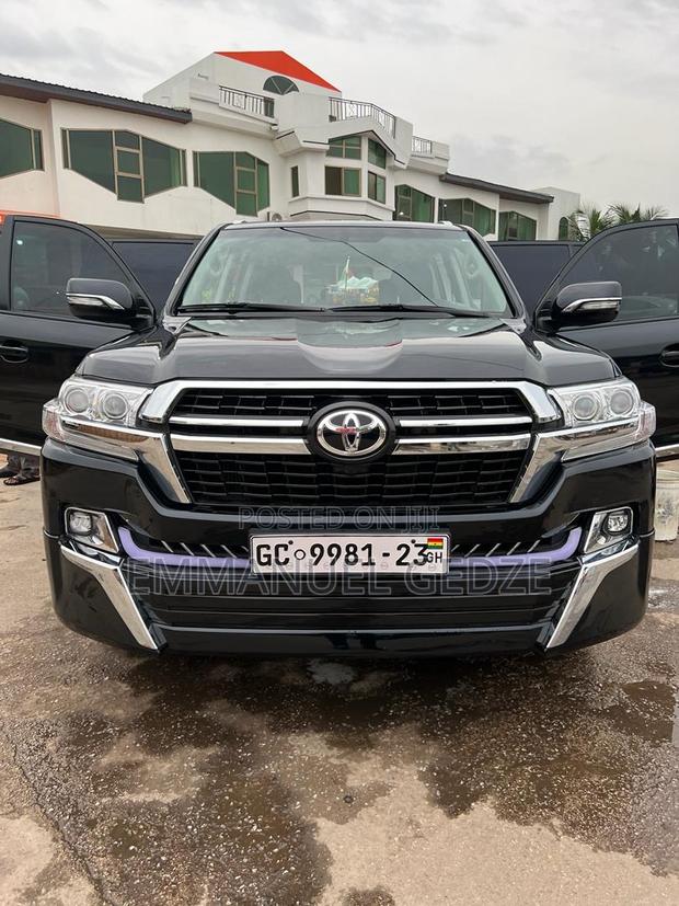 Toyota Land Cruiser V8 (7 Seater) · Photo 2