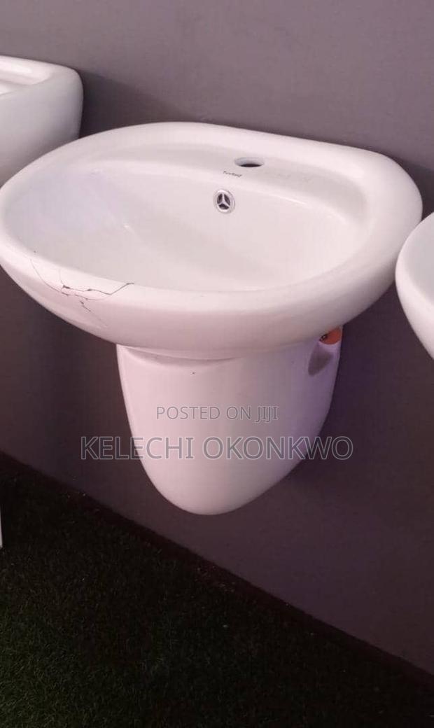 Short Pedestal Wash Hand Basin photo 2