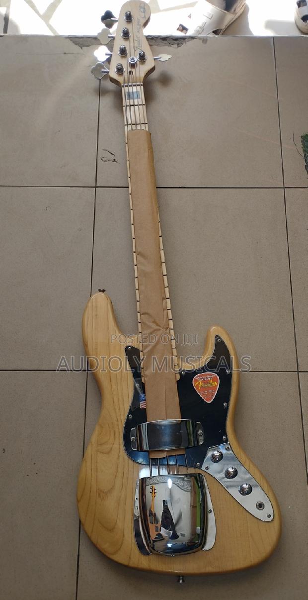 Fender Passive Bass Guitar · Photo 2