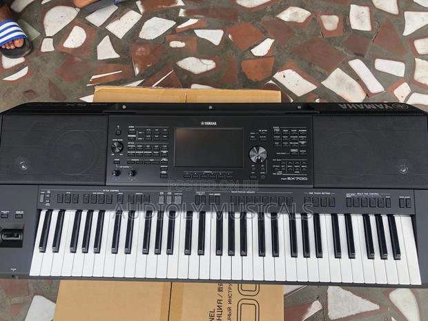 Yamaha Psrsx700 Synthesizer Arranger Workstation Keyboard · Photo 2