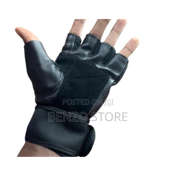 High Quality Leather Hand Gloves for Gym and Motor Riders · Photo 2