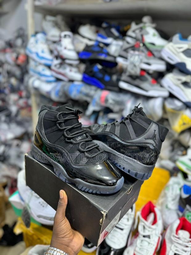 Air Jordan 11 Cap and Gown · Photo 4