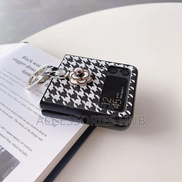 Z Flip 3 4 Luxury Case With Ring · Photo 4