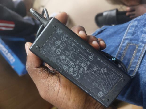 Hp Small Pin Charger · Photo 4