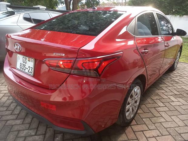 Red Hyundai Accent photo 4