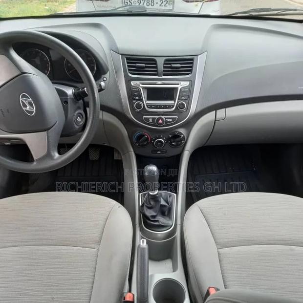 Black Hyundai Accent photo 2