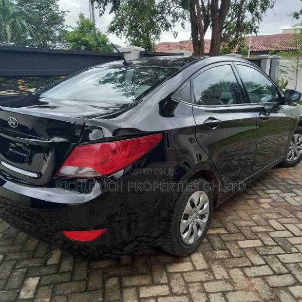 Black Hyundai Accent photo 3