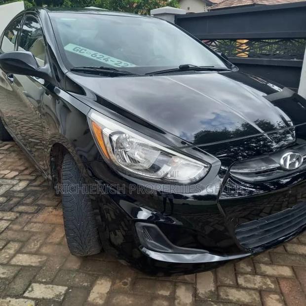 Black Hyundai Accent photo 4