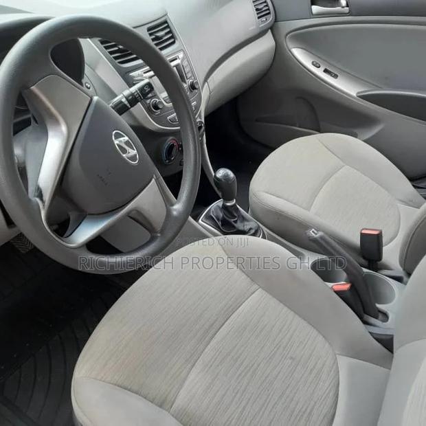 Black Hyundai Accent photo 5