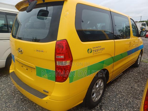 Hyundai Starex 2012 Yellow