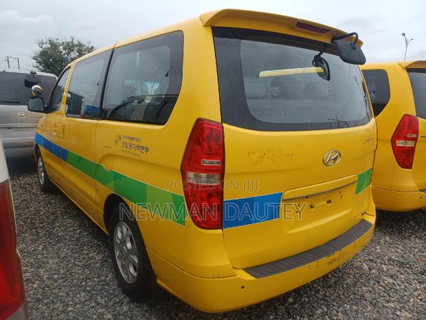 Hyundai Starex 2012 Yellow