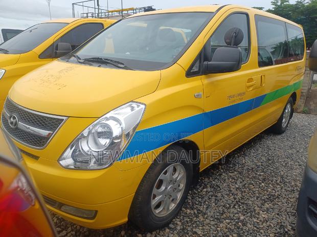 Hyundai Starex 2012 Yellow