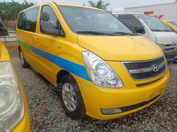 Hyundai Starex 2012 Yellow