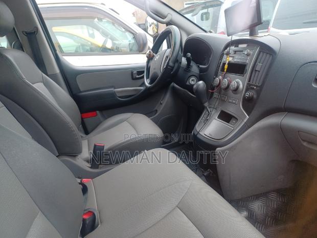 Hyundai Starex 2012 Yellow