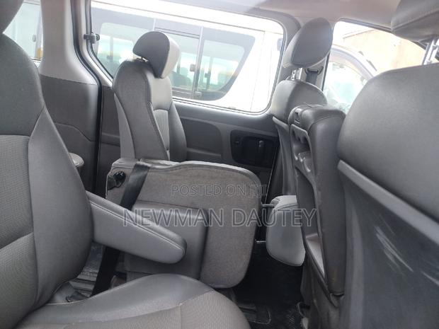 Hyundai Starex 2012 Yellow