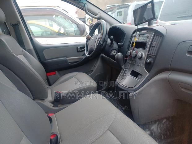 Hyundai Starex 2012 Yellow