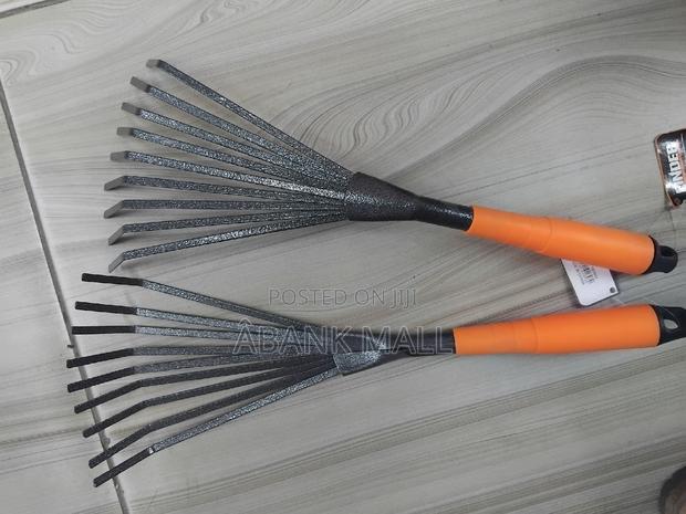 Handheld Modern Garden Rake · Photo 2