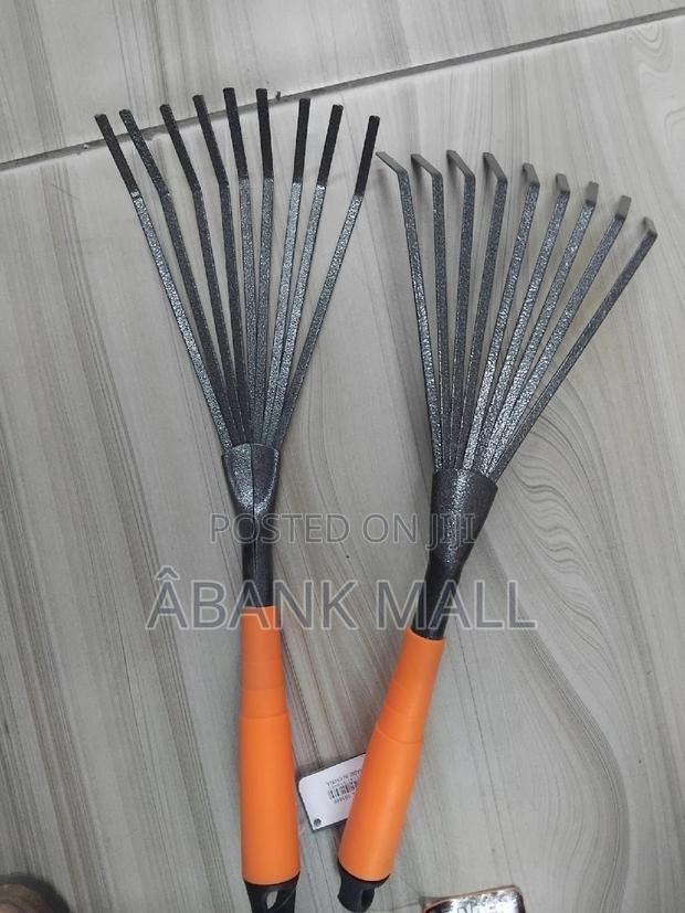 Handheld Garden Rake · Photo 2