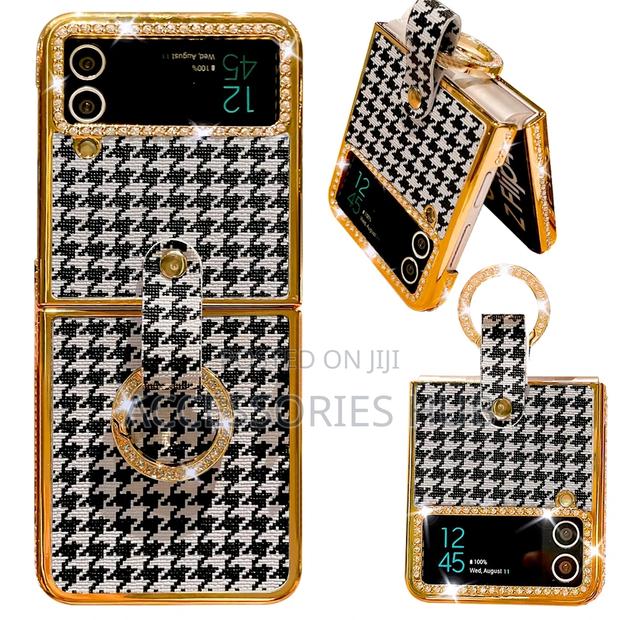 Z Flip 3 and 4 Luxury Plating Gold Cases · Photo 4