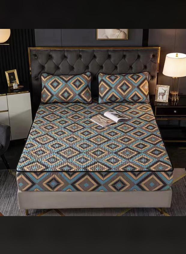 Soft Quality Waterproof Bed Cover · Photo 2