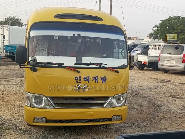 Hyundai County 2013 Yellow photo 2