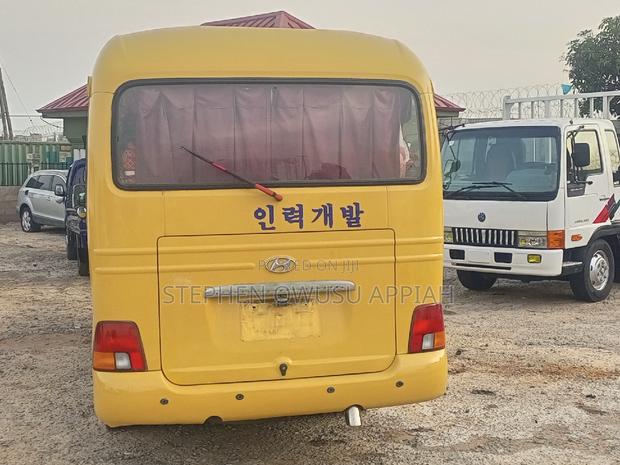 Hyundai County 2013 Yellow photo 5