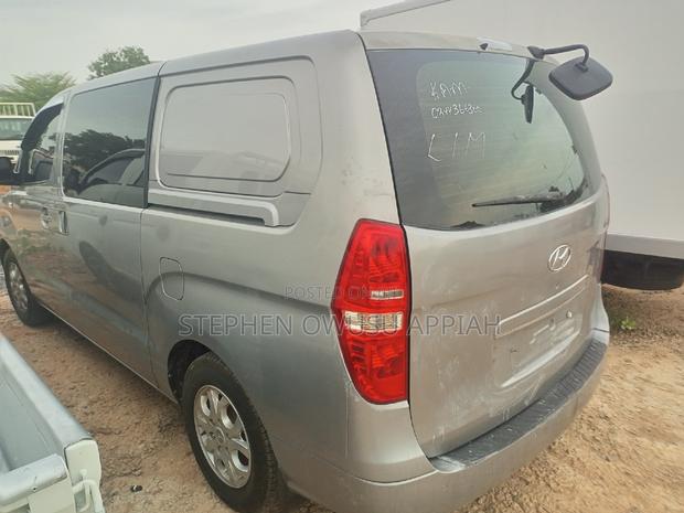 Hyundai Starex 2012 Grey photo 2