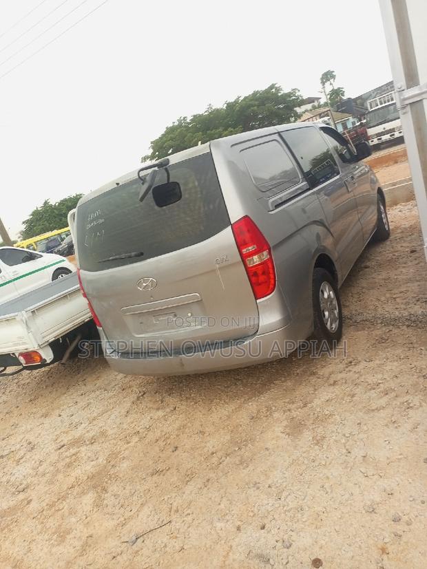 Hyundai Starex 2012 Grey photo 4