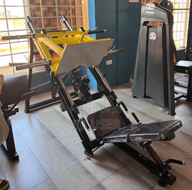 Leg Press Machine · Photo 1