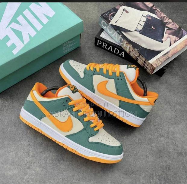 Nike SB Dunks Low Legion Pine · Photo 4
