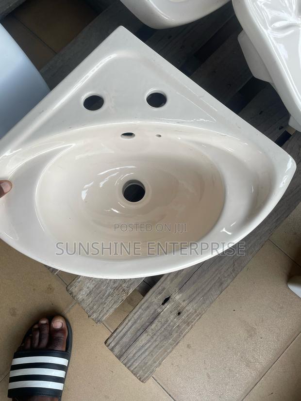Corner Wall Hair Basin · Photo 2