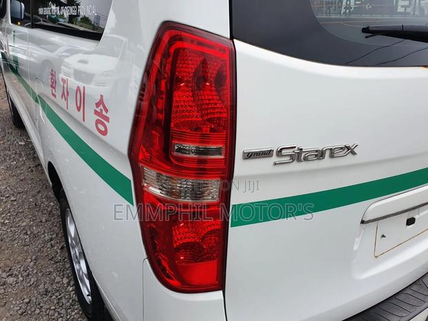 Hyundai Starex 2013 White photo 3