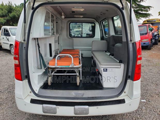 Hyundai Starex 2013 White photo 4