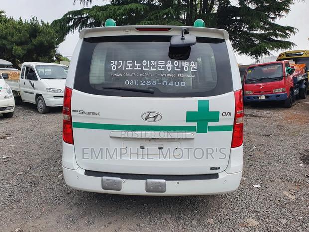 Hyundai Starex 2013 White photo 2