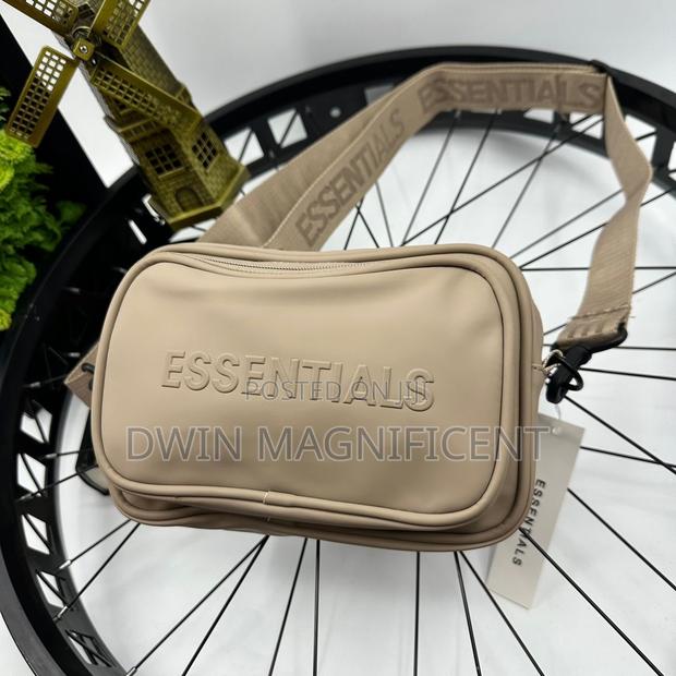 Essential Crossbody Bag · Photo 3