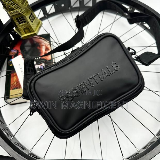 Essential Crossbody Bag · Photo 4
