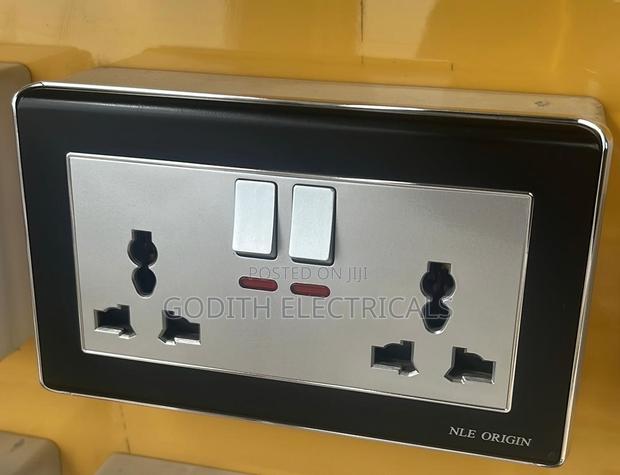 13A Double Socket Silver on Black · Photo 2