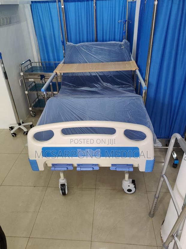 Adjustable Hospital Beds With Full Accessories · Photo 4