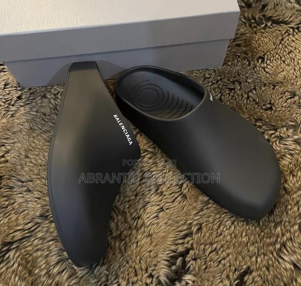 Balanciaga Rubber Slides · Photo 4