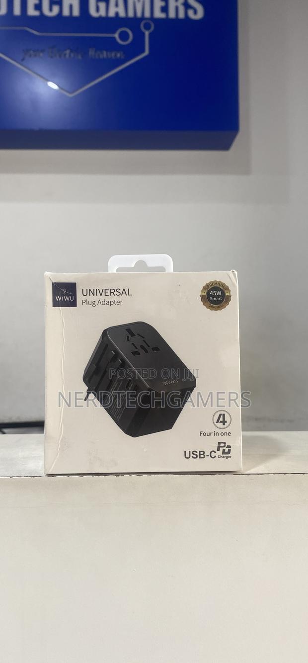 Universal Plug Adapter - Black · Photo 4