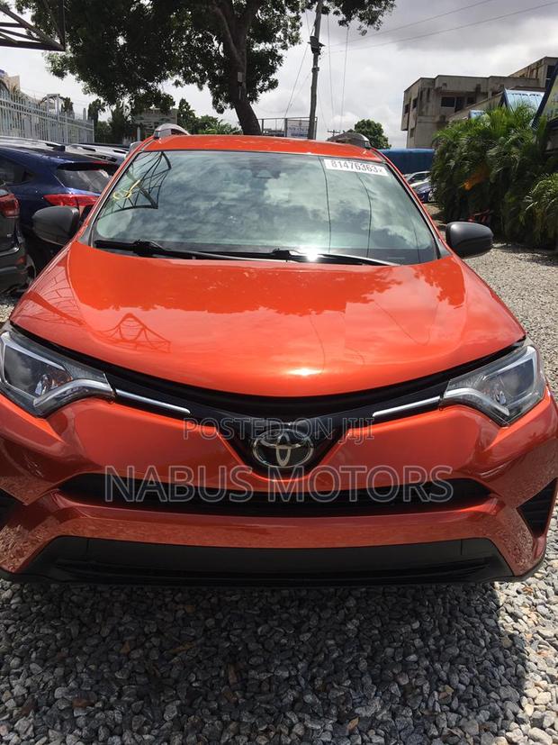 Toyota RAV4 LE AWD (2.5L 4cyl 6A) 2017 Gold