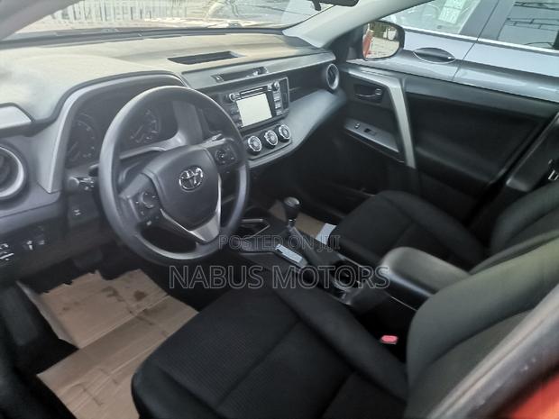 Toyota RAV4 LE AWD (2.5L 4cyl 6A) 2017 Gold