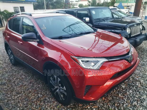 Toyota RAV4 LE AWD (2.5L 4cyl 6A) 2017 Gold