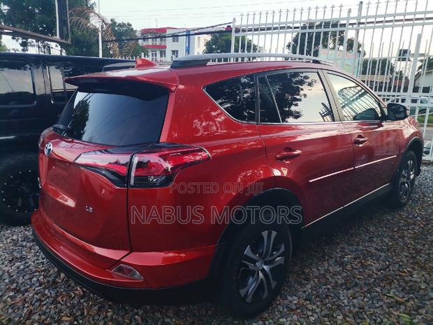 Toyota RAV4 LE AWD (2.5L 4cyl 6A) 2017 Gold