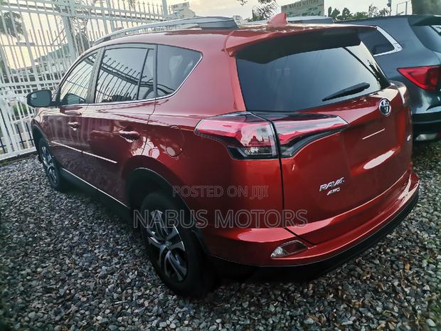 Toyota RAV4 LE AWD (2.5L 4cyl 6A) 2017 Gold